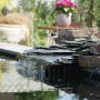 Teich mit kleinem Wasserfall, betrieben durch Ubbink Cascademax 16000 Teichpumpe.