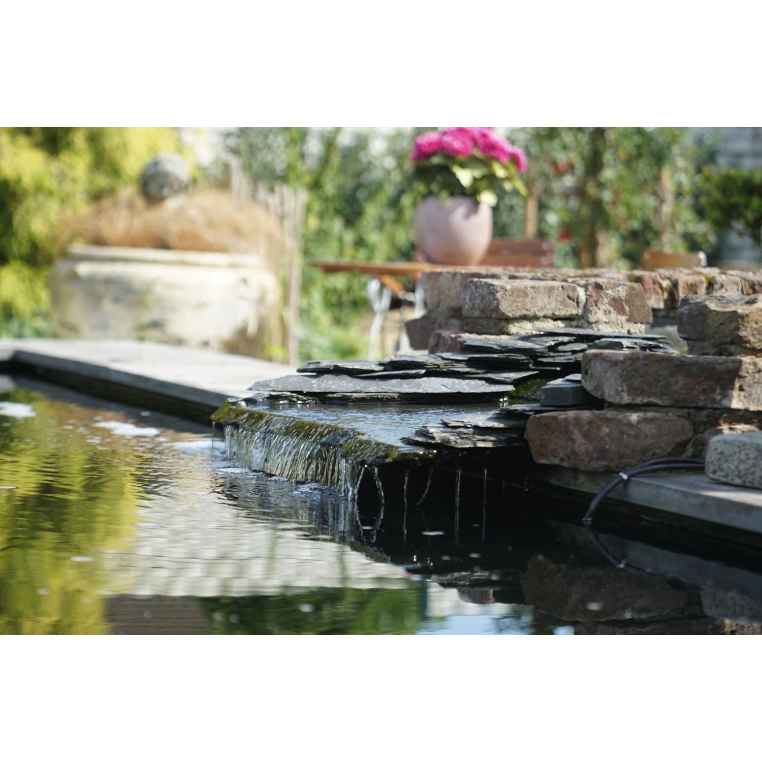 Teich mit kleinem Wasserfall, betrieben durch Ubbink Cascademax 16000 Teichpumpe.