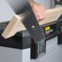 Stanley FatMax Werkstattwagen beim Sägen eines Holzstücks. Mobiler Werkzeugwagen für Handwerker.