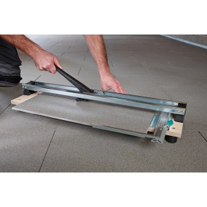 wolfcraft Fliesenschneider TC 610 W in Nutzung: Fliese schneiden mit Werkzeug für präzise Fliesenschnitte.