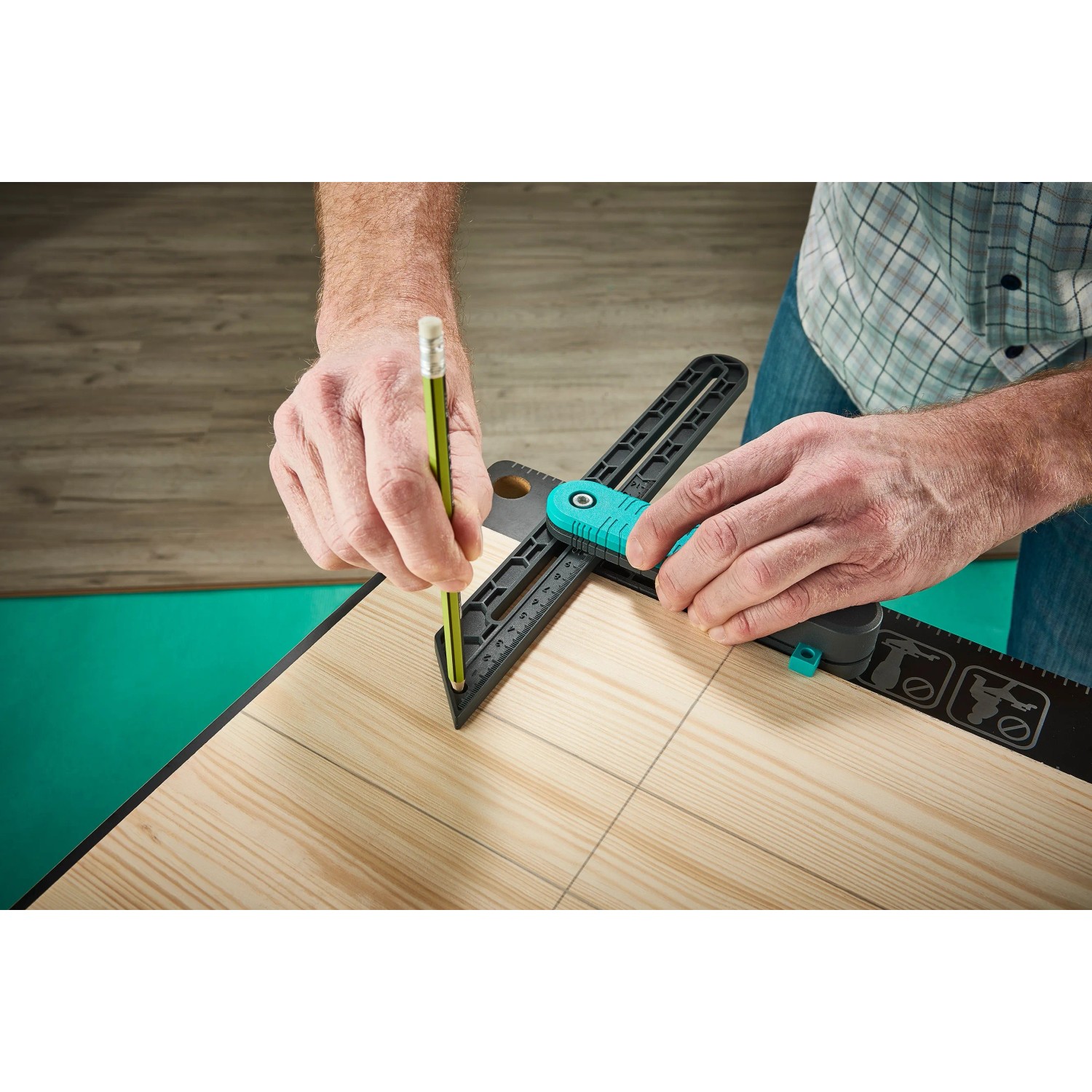 Wolfcraft Winkelschmiege mit Streichmaßfunktion im Einsatz beim Anzeichnen von Linien auf Holz.