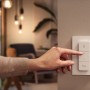 Philips Hue Runner 3-flammig mit Dimmschalter in Weiß, Bedienung per Finger.