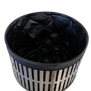 Schwarze bellissa Ersatzfolie für 210l Wasserfass/Regentonne. Passgenauer, UV-beständiger PVC-Folieneinsatz.