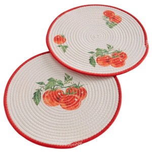 Zwei runde Boltze Tischsets Rosso mit rotem Rand und Tomaten-Motiv.