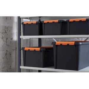 Schwarze SmartStore Aufbewahrungsbox Pro 14 l mit orangefarbenen Verschlüssen im Regal.