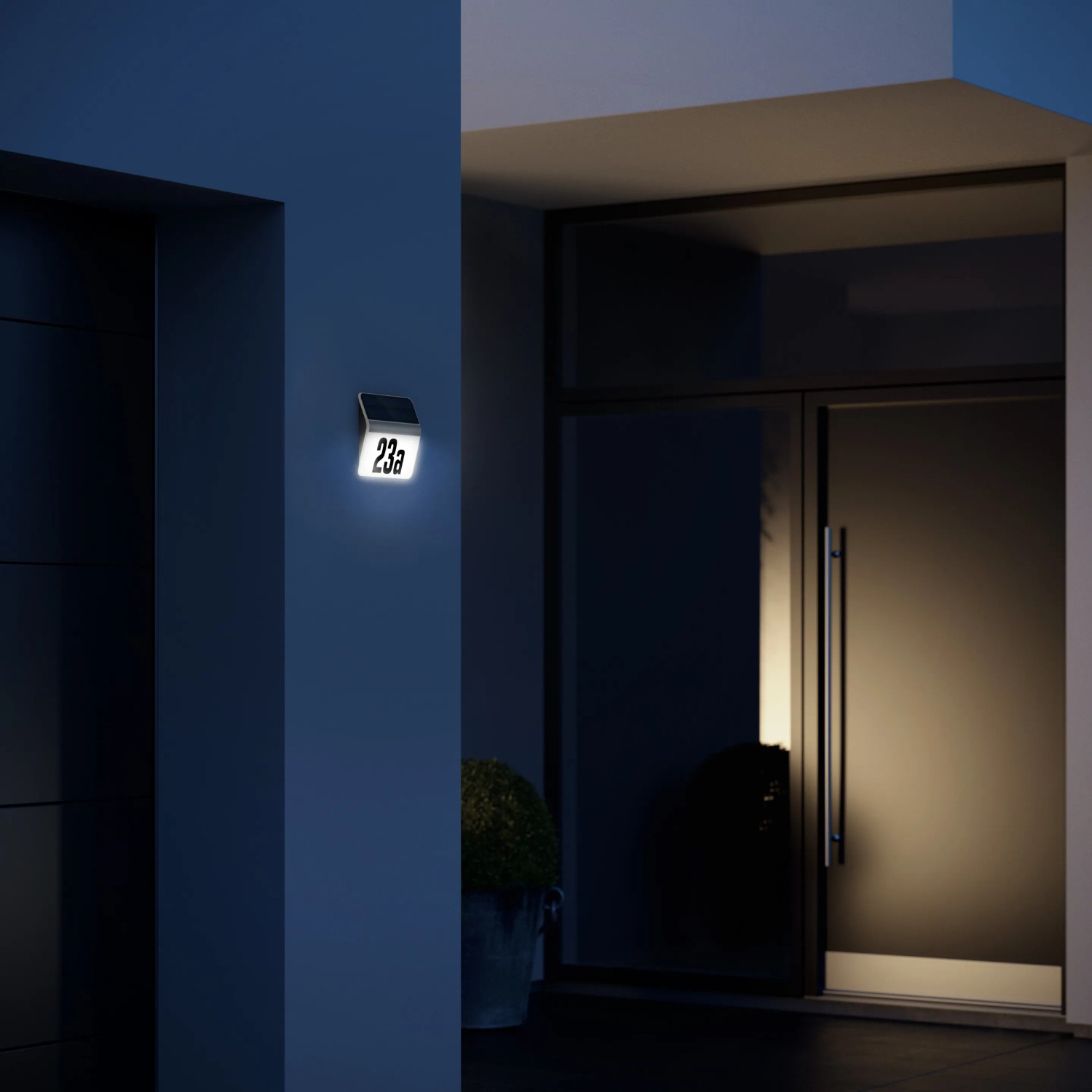 Beleuchtete Steinel LED Solar Hausnummerleuchte XSolar LH-N in Anthrazit an Hauswand.