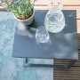 Rechteckiger, anthrazitfarbener Siena Garden Gartentisch Ramo mit Pflanze und Getränken.