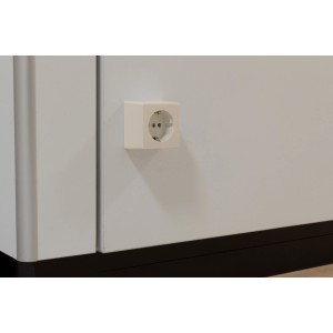 Weiße REV Ritter Aufputz-Steckdose Standard an einer Wand montiert.