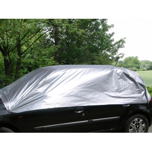 Eufab Halbgarage Gr. M in Silber auf einem Auto, Frostschutz für Kleinwagen, Limousinen und Kombis.