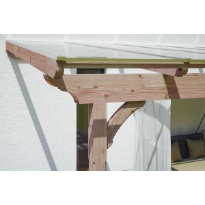 Detailansicht Skan Holz Terrassenüberdachung Ravenna aus Douglasie mit Polycarbonat-Doppelstegplatten.