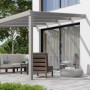 Graue Terrassenüberdachung Professional 300x350 cm mit klarer PC-Verglasung und Sitzbereich.