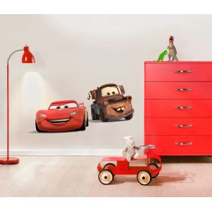 Deco-Sticker Cars Friends, Wandtattoos mit Lightning McQueen und Hook auf einer Wand.