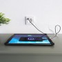 Weiße ProCharge Steckdose mit USB-A und USB-C Anschluss beim Laden von Tablet und Smartphone.