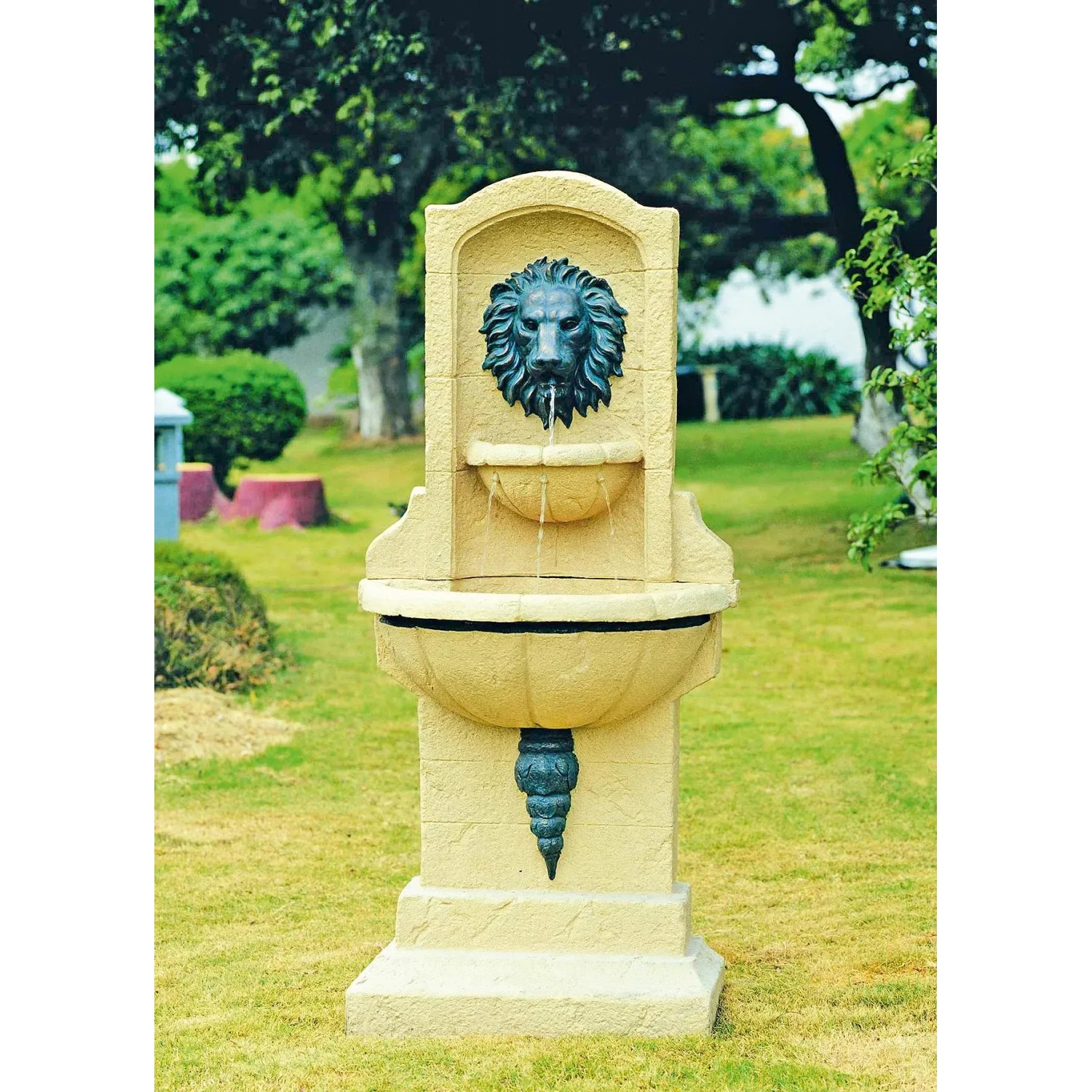 Heissner Aqua Stark Eco Multifunktions-Teichpumpe als dekorativer Brunnen mit Löwenkopf im Garten.