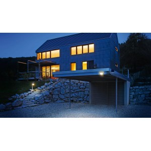 Anthrazitfarbene Steinel LED Solar-Wandleuchte mit Bewegungsmelder am Haus.