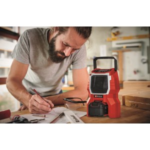 Einhell Akku-Radio TC-AR 18 Li Solo im Einsatz: Rotes Baustellenradio mit Tragegriff und Akku.