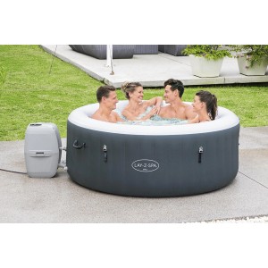 Bestway Lay-Z-Spa Bali AirJet aufblasbarer Whirlpool mit 4 Personen im Garten.