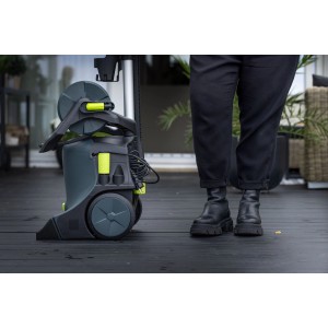 Ava Hochdruckreiniger Smart P60 X-Large V2 auf Holzterrasse, mit Person für Größenvergleich.