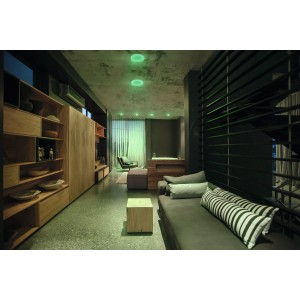 Ledvance Smart+ WiFi Einbauleuchte Downlight Slim RGBTW in einem modernen Wohnzimmer.