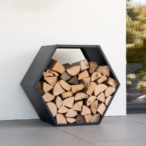 Schwarzes Westmann Kaminholzregal Biene aus Stahl, wabenförmig und mit Holz gefüllt.