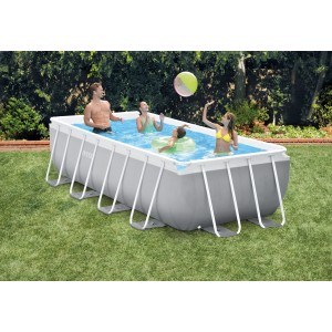 Intex Frame Pool Set Prism Quadra mit Familie im Garten, 400x200x100 cm.