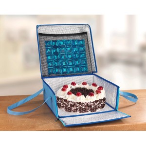 Offene, blaue WENKO Kühltasche mit Torte und Kühlakku. Ideal für den Transport empfindlicher Speisen.