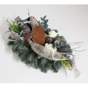 Grabgesteck mit Metallherz, ca. 40 cm, Naturtöne, Nobilistanne, Konifere, Rosen und Zapfen.