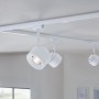 Paulmann URail LED-Schienenspot Pane, signalweiß, mit drei Strahlern an weißer Schiene.