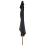 Zusammengebundener, anthrazitfarbener Doppler Balkonschirm Wood mit Holzstiel.