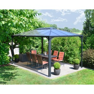Anthrazitfarbener Palram Canopia Martinique Gartenpavillon 3x4.3 mit LED-Set, möbliert im Garten.
