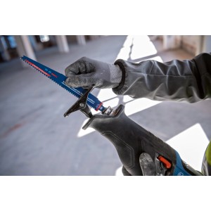 Bosch Professional Akku-Säbelsäge GSA 18 V-28 Solo mit eingesetztem Sägeblatt.