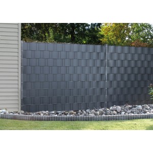 Anthrazitfarbener Floraworld PVC-Sichtschutzstreifen im Doppelstabmattenzaun. Blickdicht und wetterfest.