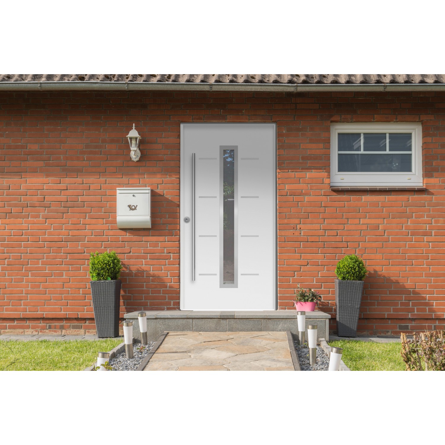 Weiße Sicherheits-Haustür ThermoSpace Milano Prime RC2 mit Glasausschnitt und Edelstahlgriff, Anschlag links.