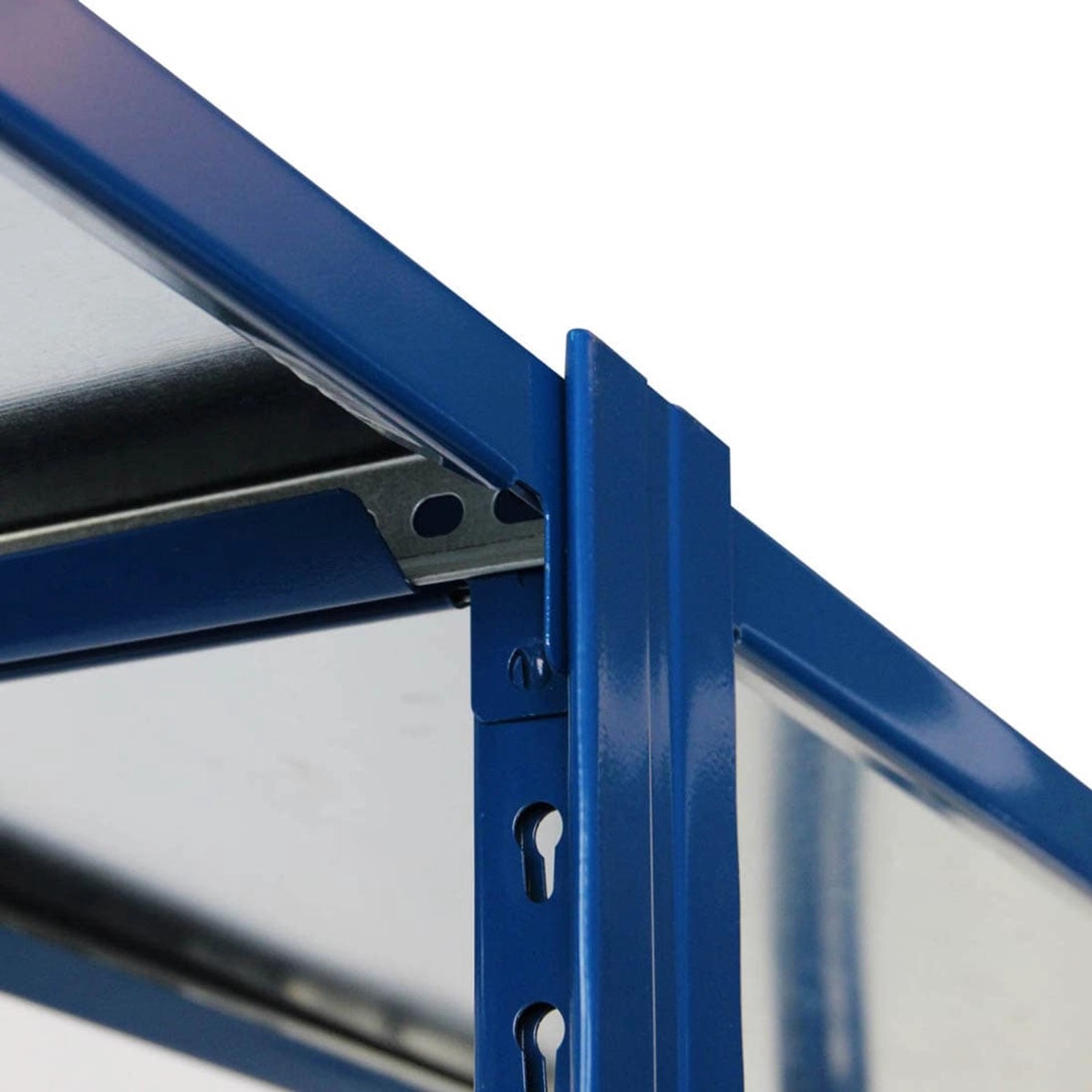 Detailaufnahme: Blaues Ar Shelving T Profil Steckregal mit verzinkten Böden.