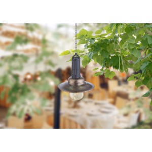 Globo LED-Solarhängeleuchte aus dunklem Metall, warmweißes Licht, hängt an einer Kette im Garten.