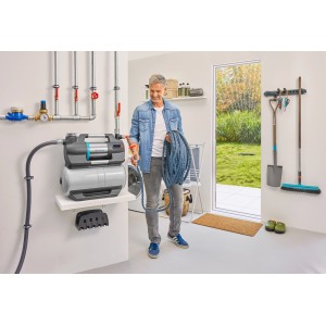 Gardena Saugschlauch 25mm (1 Zoll) 4m als Verlängerung an einer Pumpe mit Mann im Hintergrund.