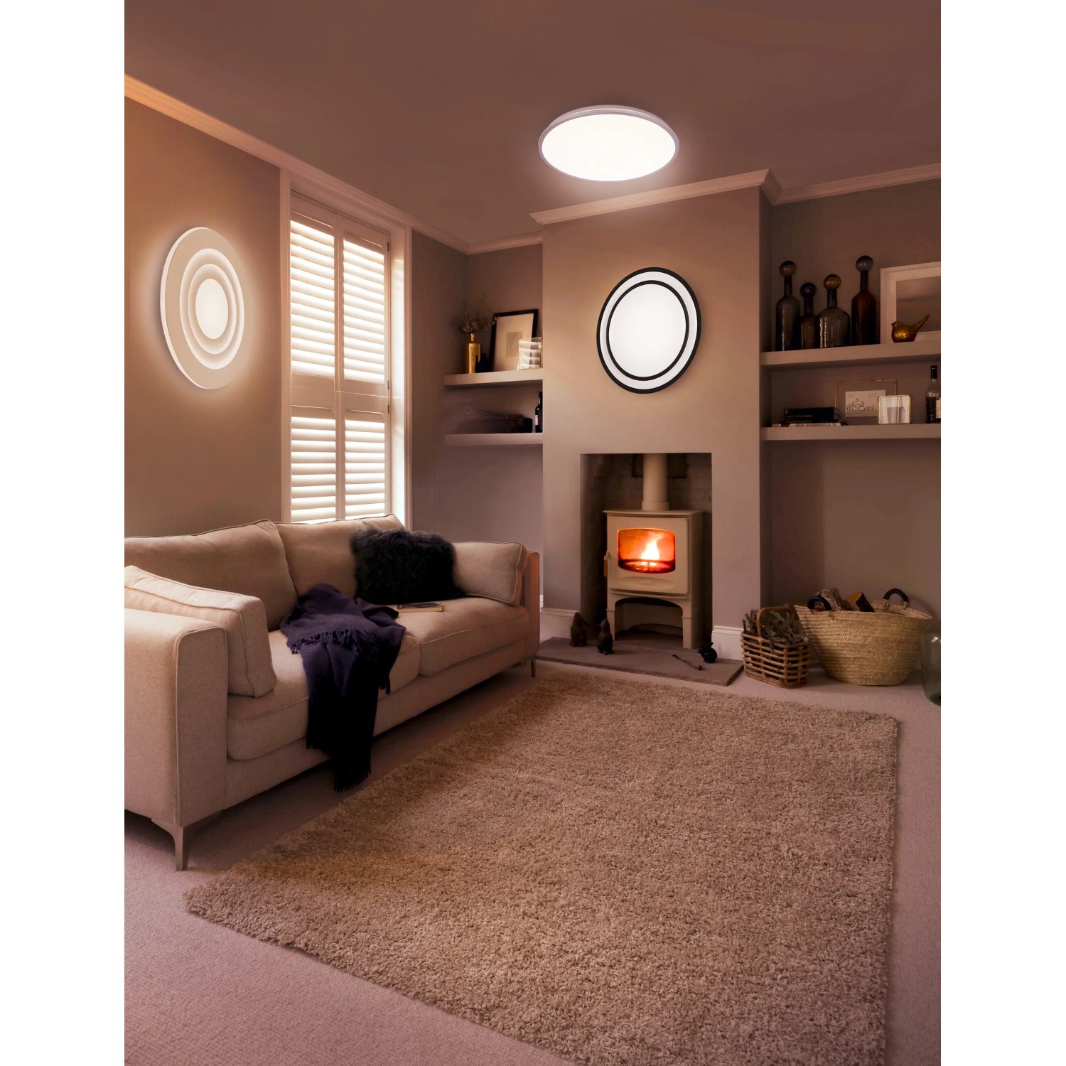 Wohnzimmer mit Ledvance LED-Panelleuchte Planon, rahmenlos, weiß, quadratisch an Decke und Wand.