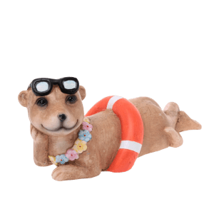 Liegendes Deko-Erdmännchen Mädchen mit Schwimmring, Sonnenbrille und Blumenkette. Gartendeko.