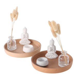 Boltze Dekotablett Asana, 2-fach sortiert, mit Buddha, Teelichthalter und Trockenblumen auf braunem Tablett.