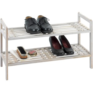 Wenko Schuhregal Norway mit 2 Ablagen aus Walnussholz, natur/weiß, mit Schuhen und Schuhputzzeug.