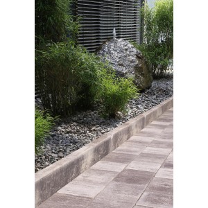 Anthrazit-schattierter Randstein (100x20x5 cm) als Beet- und Wegeinfassung im Garten.