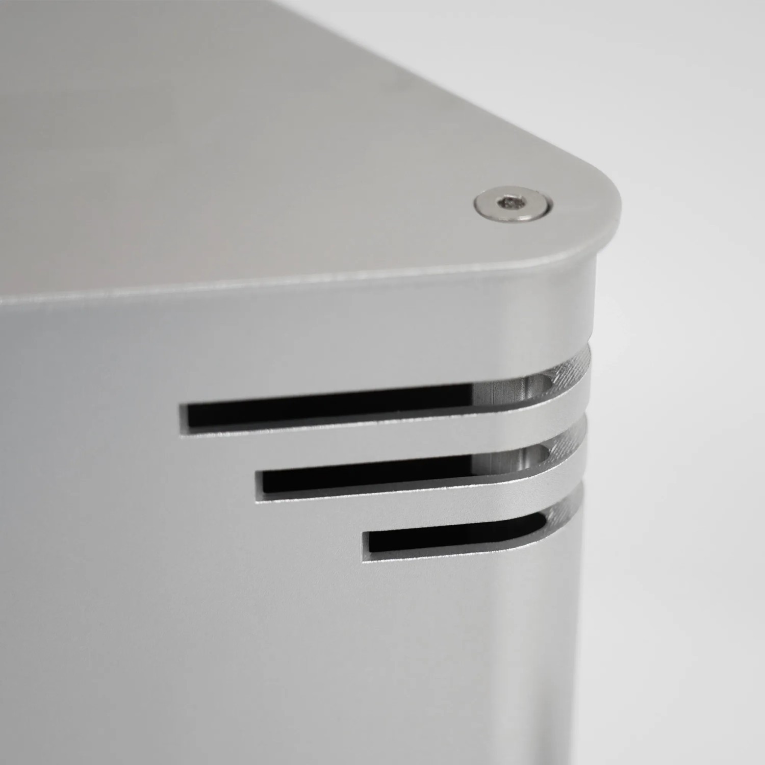 Detailaufnahme: Silberner Vasner HeatTower Infrarot-Heizstrahler mit Lüftungsschlitzen.