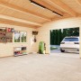 Innenansicht der tauchgrundierten Palmako Holzgarage Roger mit Zubehör und Auto.