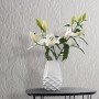 Weiße Marburg Vliestapete Kylie 2 mit modernem Streifenmuster und Lilien in Vase.