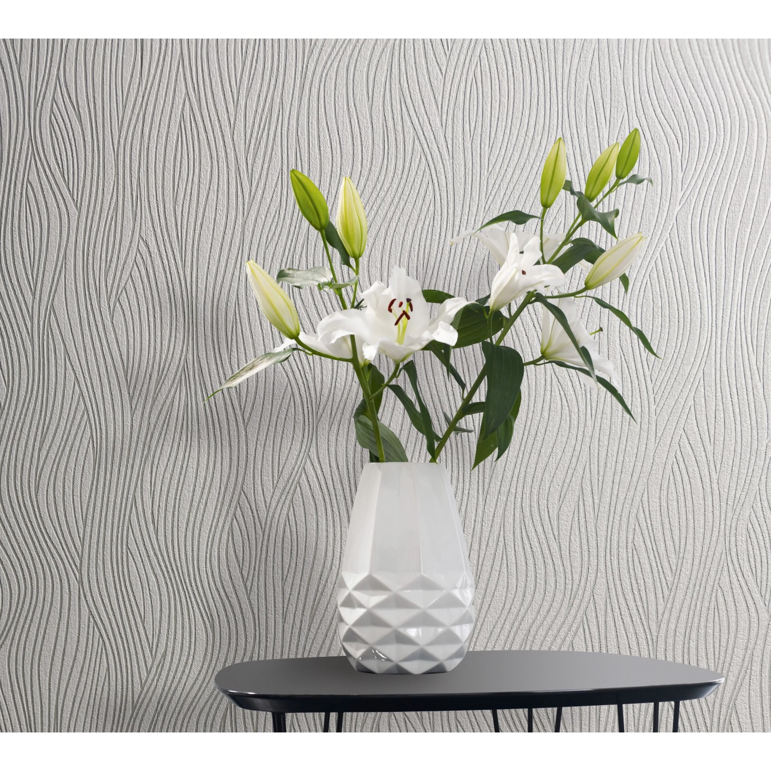 Weiße Marburg Vliestapete Kylie 2 mit modernem Streifenmuster und Lilien in Vase.
