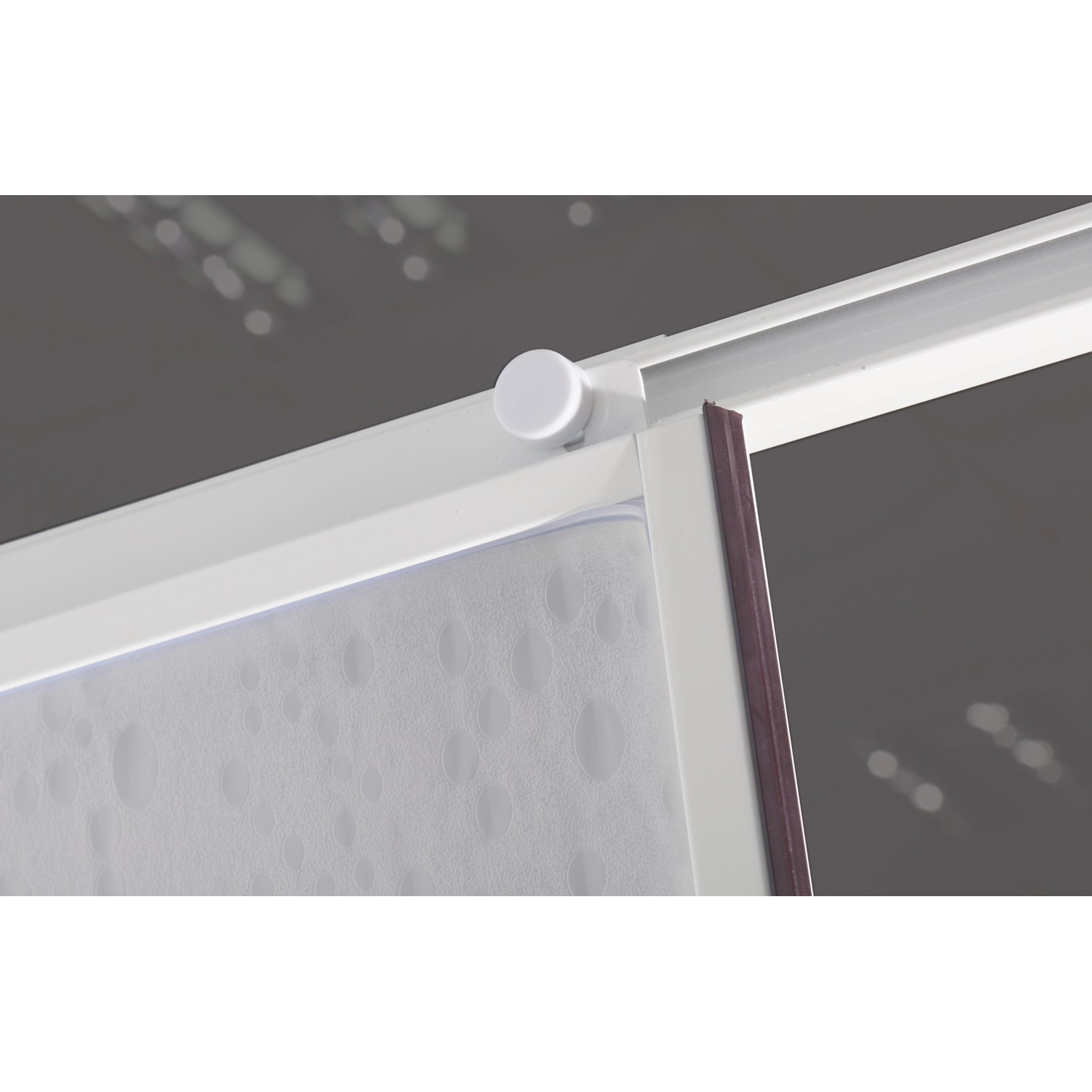 Detailansicht: Sanotechnik Eckdusche mit weißem Rahmen und Acrylglas, Rollen sichtbar.