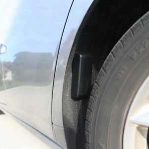 Master Lock Schlüsselbox 207EURD, magnetisch, schwarz, am Auto befestigt.