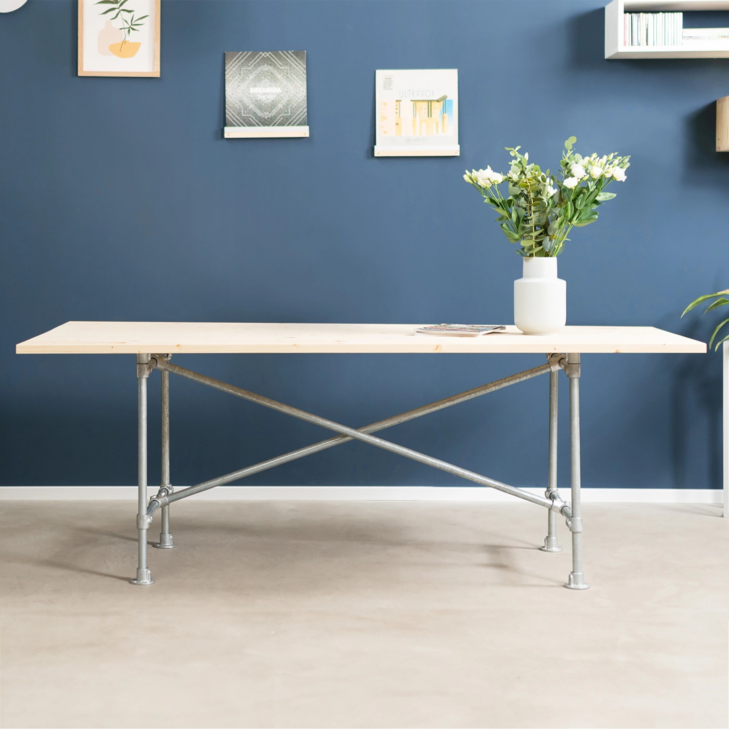 Tisch mit silber verzinktem Stahlrohr-Gestell (200 cm) und Holzplatte. Möbelbau im Industrial Style.