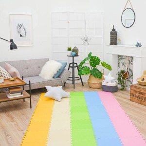 Bunte LittleTom Puzzlematte aus EVA-Schaum, 45 Teile, 30x30 cm, auf Holzboden im Wohnzimmer. Für Baby & Kinder.