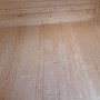 Innenansicht: Weka Holz-Gartenhaus 224 A mit Holzwänden und -boden.
